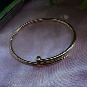 Elegant 18 karats Gold Bangle Bracelet